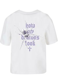 Balta medvilnės marškinėliai su dideliu violetiniu voro grafiku ir tekstu "kaip atrodo mano demonai" gotikiniu šriftu ant nugaros.