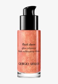 L'illuminateur de teint Fluid Sheer de Giorgio Armani dans un flacon transparent, texturé, en rose doré avec un capuchon à pompe noir et une base argentée.