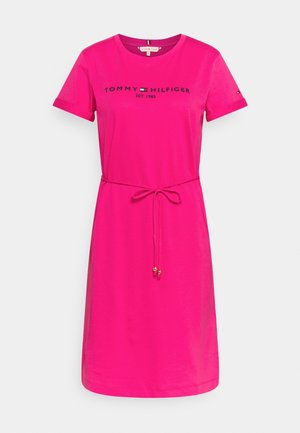 Hellpinkes Kurzarmkleid mit rundem Ausschnitt, verstellbarem Taillenband und „Tommy Hilfiger EST. 1985“-Logo auf der Brust.