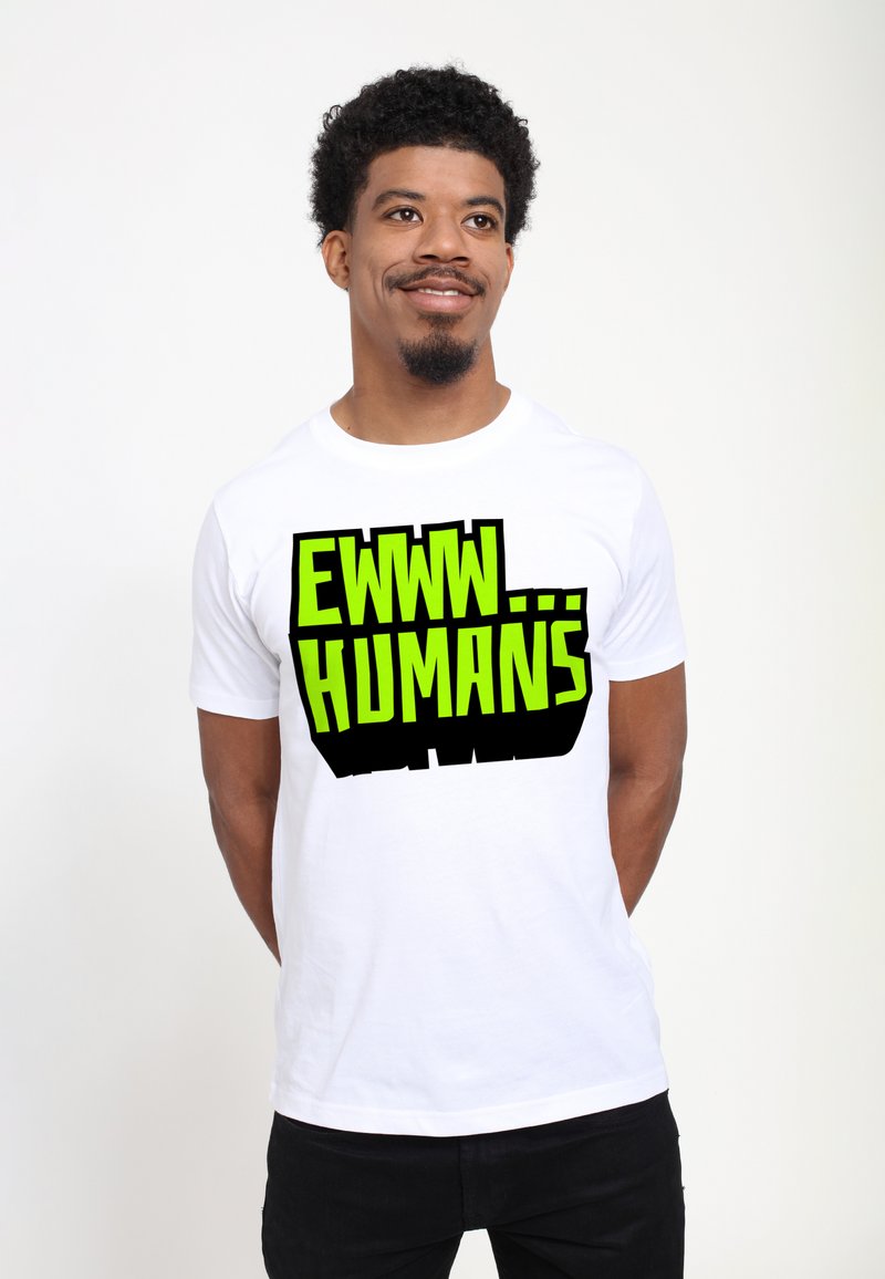 Hvid bomulds T-shirt med stor sort og lys grøn tekst, der står "EWWW... MENNESKER." Rund hals og korte ærmer.