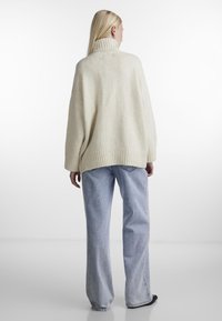 Pieces PCNANCY LS LOOSE ROLL NECK NOOS BC
 - Džemperis - birch