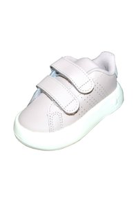 Scarpe rosa chiaro con due cinturini in Velcro, design perforato e suola in gomma bianca, con un tacco testurizzato e una superficie superiore liscia.