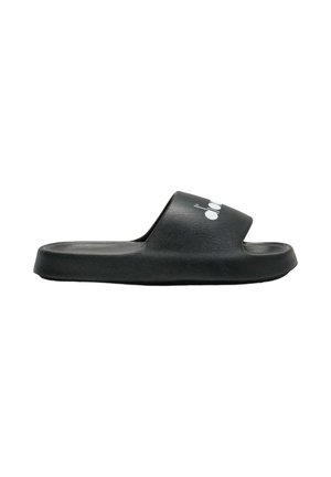 Sandalo slide nero con punta aperta e una fascia larga con logo bianco, mostrato di profilo su sfondo bianco.