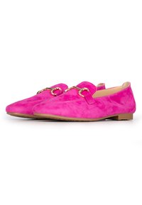 Fuchsia Wildleder Slipper mit goldenen Hardware-Details, ausgestattet mit einer flachen Sohle, runder Spitze und einer glatten Textur, die für Komfort und Bequemlichkeit entworfen wurden.