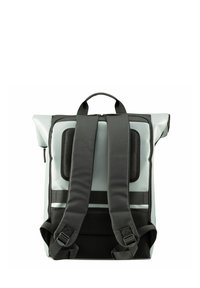 Zaino impermeabile grigio e nero con spallacci imbottiti, accenti in rete, chiusura superiore con zip e chiusura arrotolata, dotato di due tasche laterali.