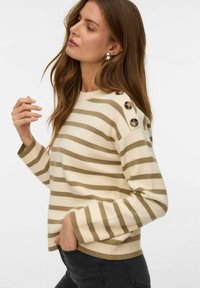 Pull rayé en crème et beige, doté d'un col rond, de poignets côtelés et d'ornements de boutons sur l'épaule.