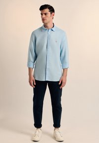 VALECUATRO Camisa - celeste