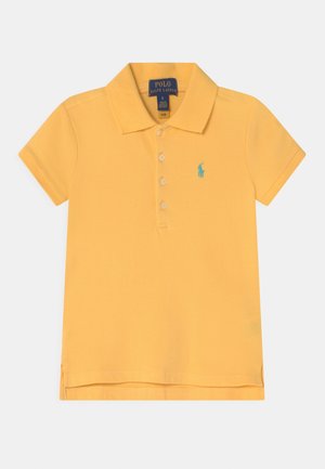 Polo jaune à manches courtes avec col et quatre boutons, avec un petit logo Ralph Lauren bleu sur la poitrine gauche.