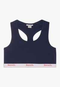 Mørkeblå trenings-BH med racerback-design, laget av mykt stoff. Har et hvitt bånd med "Bench." trykket i rosa.