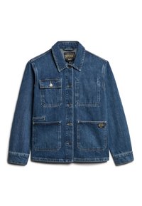 Chaqueta de denim en azul oscuro con cierre de botones en el frente, cuello amplio y cuatro bolsillos tipo parche. Presenta detalles de costura y etiqueta de marca.