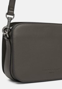 Borsa a tracolla in pelle grigia con una texture liscia, bordi arrotondati e cuciture evidenti. Presenta un'accenno di hardware in metallo argentato.