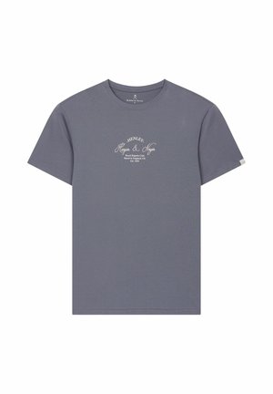 Camiseta gris de manga corta con texto blanco "Henley Harper & Neyer Royal Regatta Club" centrado en el pecho, cuello redondo y pequeña etiqueta de tela en la manga.