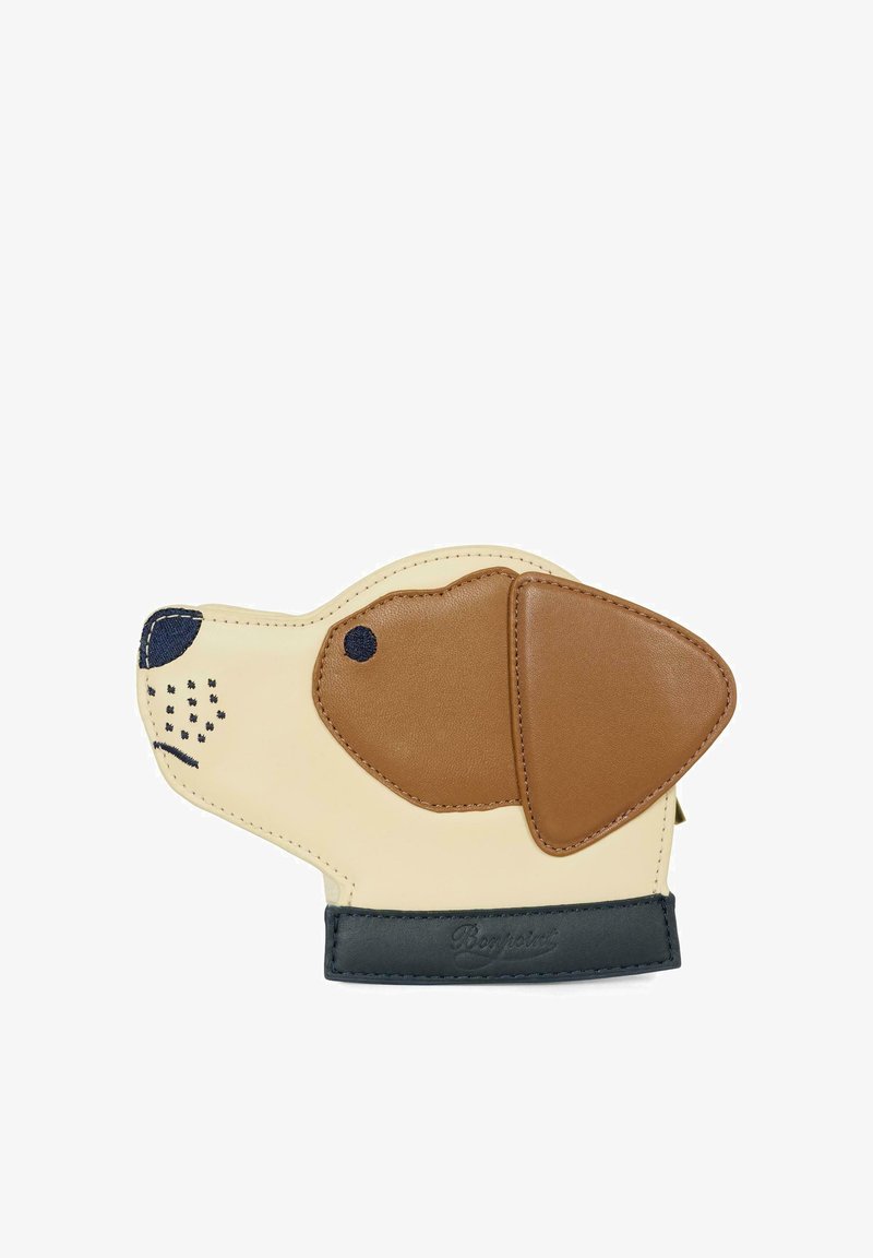Borsetta in pelle a forma di testa di cane; corpo crema con orecchio e occhio marroni, dettaglio del naso nero e fondo blu scuro.