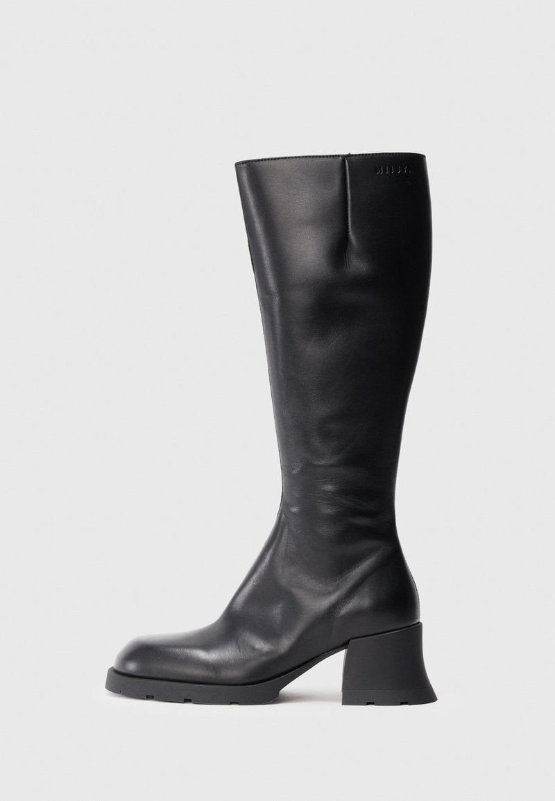 Botas de couro pretas até ao joelho com acabamento texturizado, bico ligeiramente arredondado e salto quadrado largo. Design minimalista, sem ferragens visíveis.
