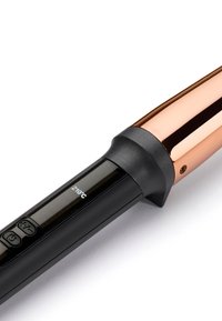 Piastra arricciacapelli con manico nero e un barrel rosa oro lucido. Presenta un display della temperatura regolabile e pulsanti di controllo.