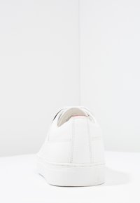 Thumbnail Image 4