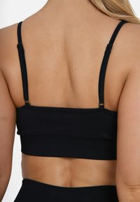 SQUATPROOF LEGACY SEAMLESS STRAP BACK  - Sport-bh met light support - black