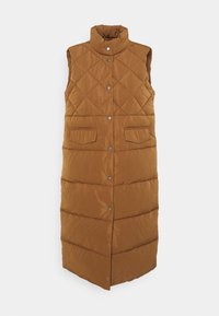 Gestepptes ärmelloses Weste in einem warmen Braunton mit hohem Kragen, Druckknöpfen und zwei aufgesetzten Taschen vorne. Glatte, gepolsterte Textur.