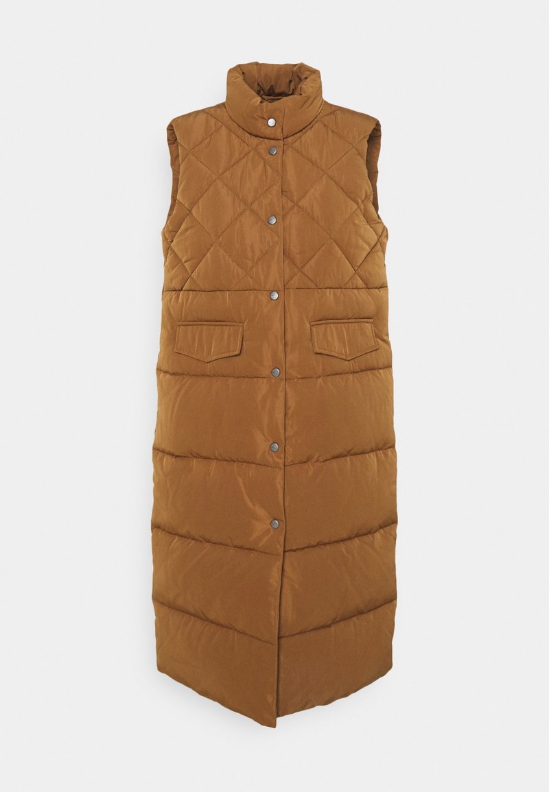 Gestepptes ärmelloses Weste in einem warmen Braunton mit hohem Kragen, Druckknöpfen und zwei aufgesetzten Taschen vorne. Glatte, gepolsterte Textur.