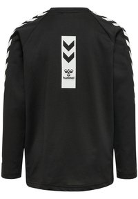 Zwart langemouwen shirt met witte chevronpatronen op de mouwen en een centraal logo-embleem. Gemaakt van soepel, ademend materiaal.