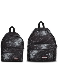 Dos mochilas Eastpak de patrón de mármol negro y gris con bolsillos frontales con cremallera y asas en la parte superior, mostradas en tamaños pequeño y grande.