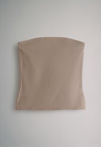 Beige stretchstof top, gladde textuur, mouwloos, rechthoekige vorm, met een gebogen halslijn en nette randen.