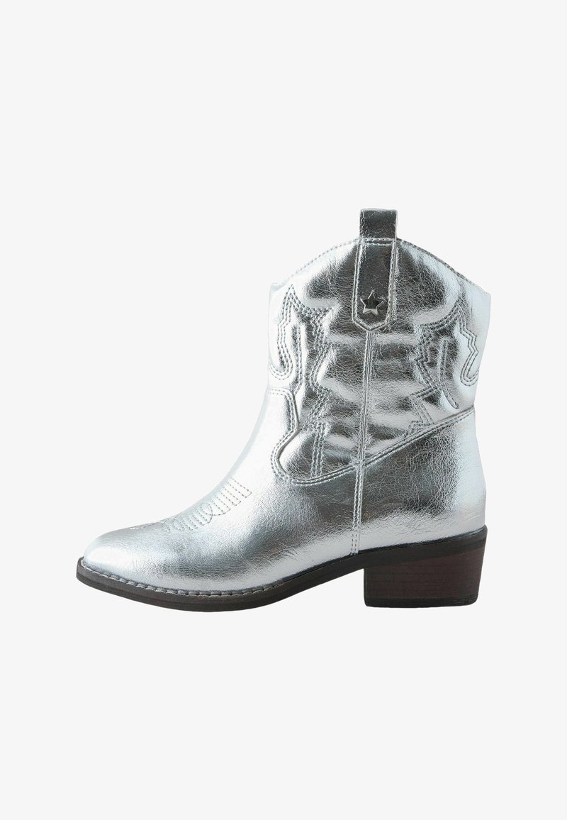 Botte de cowboy mi-mollet métallique argentée avec un détail étoile sur la languette, des motifs décoratifs cousus et un talon bloc bas en bois.