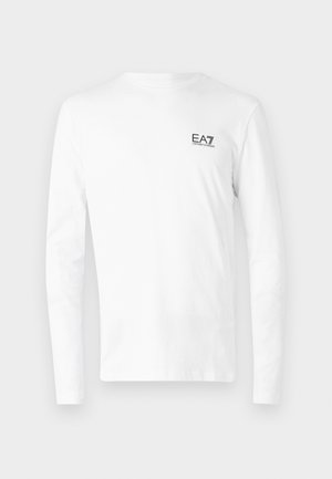 T-shirt blanc à manches longues en coton, comportant un petit logo EA7 noir sur le côté gauche de la poitrine. Design simple avec un col rond.