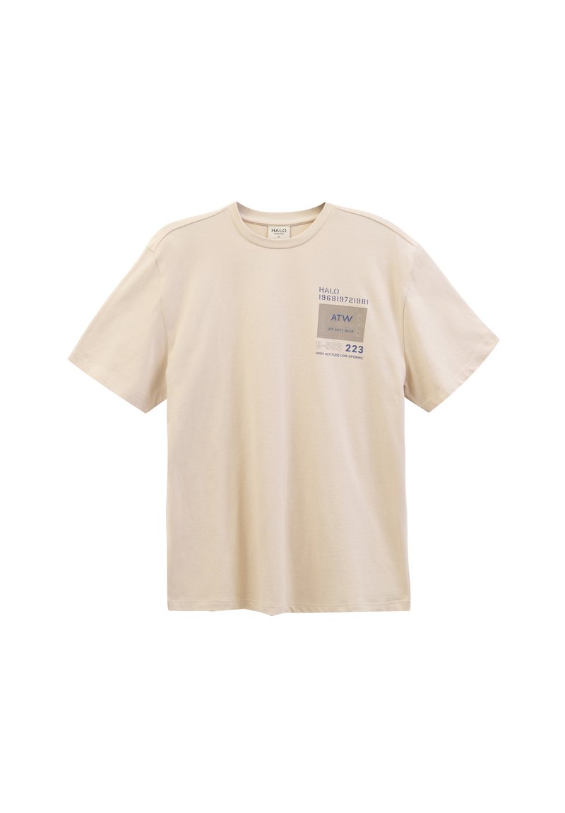 Lys beige bomulds t-shirt med korte ærmer, som har en frontlappe med tekst og design i mørkeblå og grå. Enkel rund hals.