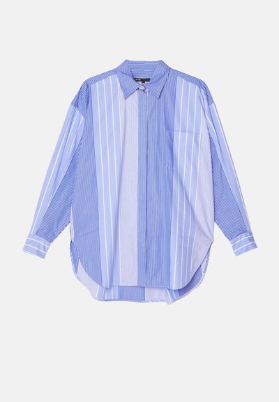 Blå og hvid stribet langærmet skjorte med varierende stripebredder, en spids krave og en enkelt brystlomme. Rundet kant.