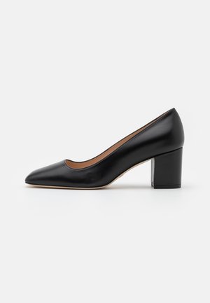 Escarpin femme en cuir noir avec bout pointu et talon bloc, présenté en profil latéral sur fond blanc.