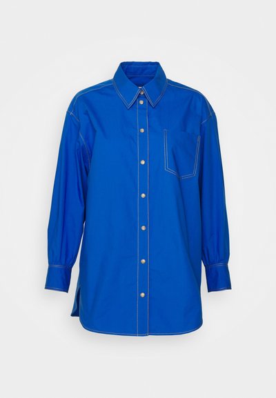 Μπλε πουκάμισο με κουμπιά κατασκευασμένο από ελαφρύ ύφασμα, με καμπυλωτό γιακά, μακριά μανίκια και τσέπη στο στήθος. Λεπτομέρειες με αντίθετη ραφή.