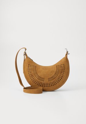 Borsa a tracolla in pelle marrone con forma semicircolare, design perforato e una tracolla larga. Presenta un marchio impresso e una superficie liscia.