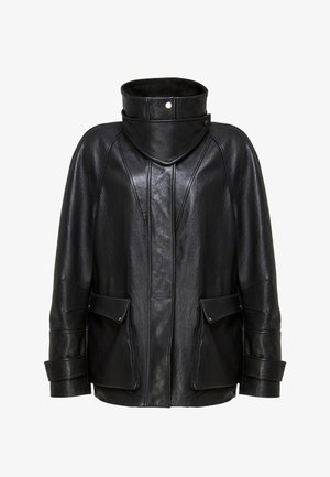 Schwarze Lederjacke mit hohem Stehkragen mit Druckknöpfen, vorderen Klappentaschen, langen Ärmeln und gesteppten Paneelen.