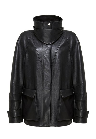 Chaqueta de cuero negra con cuello alto de botones automáticos, bolsillos delanteros con solapa, mangas largas y detalles de paneles cosidos.