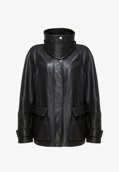 Chaqueta de cuero negra con cuello alto de botones automáticos, bolsillos delanteros con solapa, mangas largas y detalles de paneles cosidos.