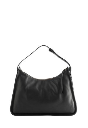 Sort læderhåndtaske med en buet silhuet, der har en lynlåslukning og en enkelt rem. Glat tekstur og diskret syningsdetalje.