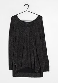 Czarny sweter z długim rękawem o luźnym, oversize'owym kroju, z teksturowanej tkaniny z metalicznymi srebrnymi wstawkami oraz bocznymi rozcięciami u dołu.
