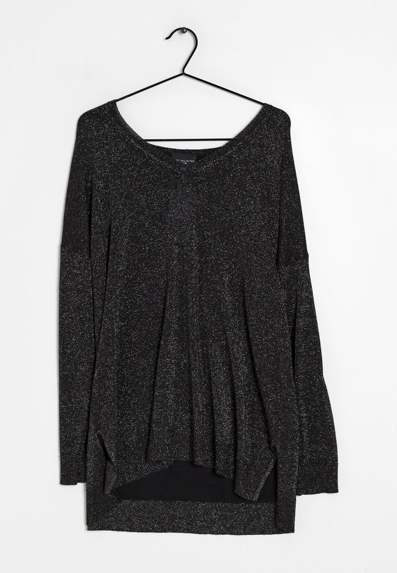 Czarny sweter z długim rękawem o luźnym, oversize'owym kroju, z teksturowanej tkaniny z metalicznymi srebrnymi wstawkami oraz bocznymi rozcięciami u dołu.