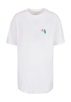 Biała bawełniana koszulka z krótkim rękawem, z okrągłym dekoltem oraz różowym wzorem kwiatu z zielonymi liśćmi po lewej stronie klatki piersiowej.