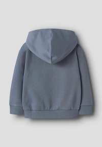 Felpa con cappuccio in un solido blu chiaro, realizzata in morbido misto cotone. Presenta una tasca marsupiale, polsini a costine e orlo per una vestibilità sicura.