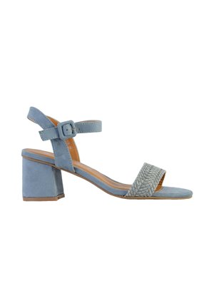 Sandal blu in suede con una texture intrecciata sulla fascia delle dita, cinturino alla caviglia con fibbia e tacco a blocco medio. Suola piatta, design con punta aperta.