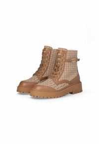 Bottines marron avec un dessus en tissu à motifs, des accents en cuir lisse, une épaisse semelle en caoutchouc, un laçage à l'avant et un détail de boucle sur le côté.