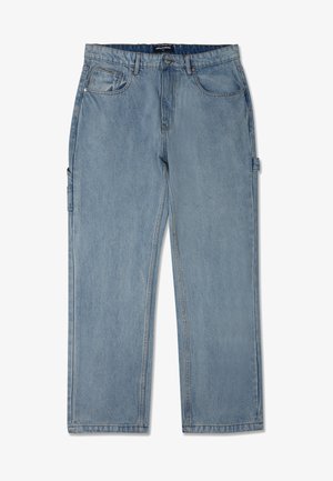 Vaalean siniset farkkua olevat cargo-housut, joissa on rento malli, useita taskuja, ommeltuja yksityiskohtia ja nappikiinnitys vyötäröllä.