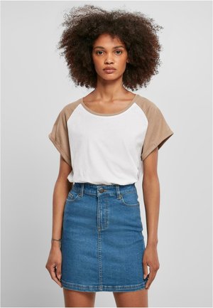 Hvit T-skjorte med brune raglanermer kombinert med et blått denimsgrense. T-skjorten har rund halslinning og en avslappet passform; skjørtet har frontlommer og knappelukking.