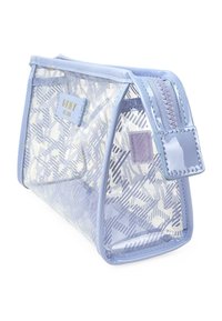 Neceser cosmético transparente con un marco azul claro, patrón geométrico, cierre de cremallera y un logo de DKNY. Forma rectangular con textura suave.