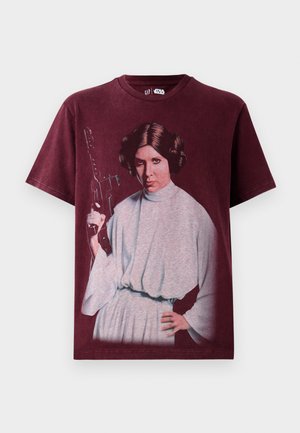 Bordowa bawełniana koszulka z grafiką przedstawiającą postać w szarej sukience, trzymającą blaster w ręku i z włosami ułożonymi w koki.