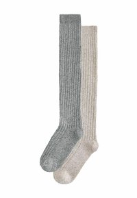Zwei Paar kniehohe Socken: ein Paar in Dunkelgrau mit vertikaler Rippung, das andere in Hellbeige mit schwachen Sprenkeln und gerippter Textur.
