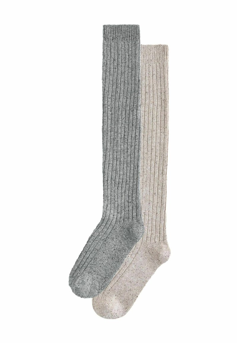 Zwei Paar kniehohe Socken: ein Paar in Dunkelgrau mit vertikaler Rippung, das andere in Hellbeige mit schwachen Sprenkeln und gerippter Textur.