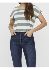 Vero Moda Camiseta estampada - green